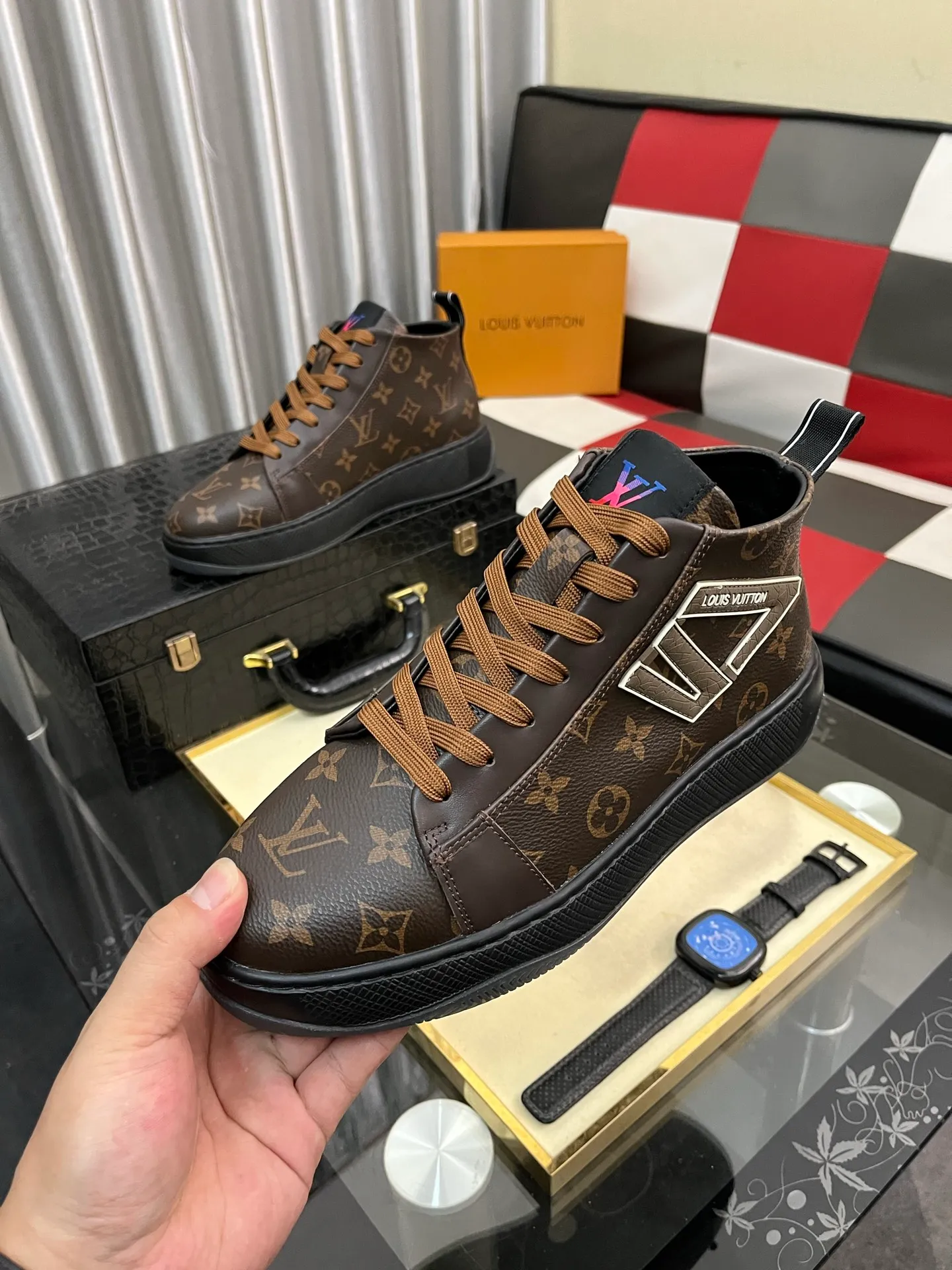 Men's shoes 💰: 438⌚️⌚️《Louis vuitton/LV Louis Vuitton》original quality.~ Unique modern style sneakers. 🏃A must-have casual shoe for trendy men😍😍 Original brand imported from Italy, imported original leather, cowhide lining (refuses to discolor and grind feet) sole: original sole provided by the original factory, French lazy style design ⚠️Fit to the feet, original quality, super comfortable original sole. Code number: 38-443️⃣Colors available